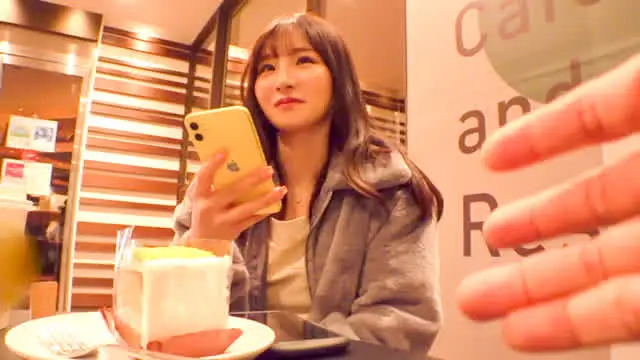 DMで連絡を取ってる人気… 美少女動画配信者さんがイクイク連呼でイキまくり！！