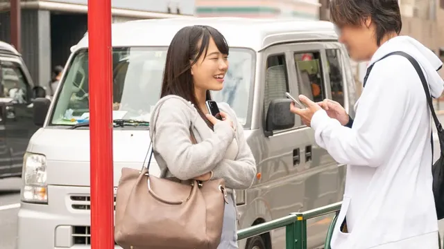 若い娘の多い街で携帯電話… キツキツなおマ○コに生チン挿入！！！