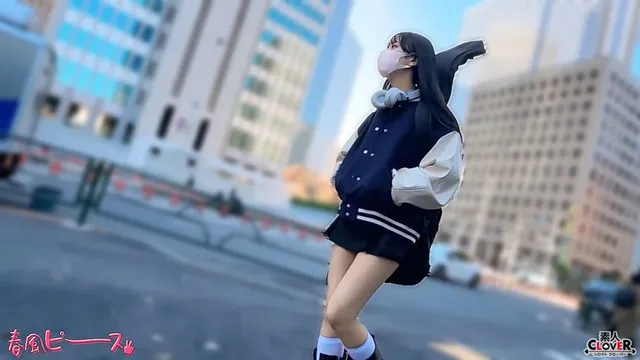 ギターケースを背負った軽… 軽音がーるカワ娘