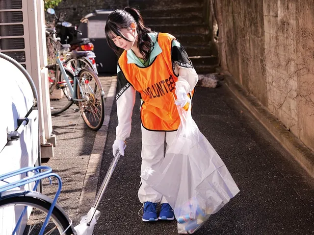 ボランティア活動に勤しむ… ボランティア女性スタッフ捕獲