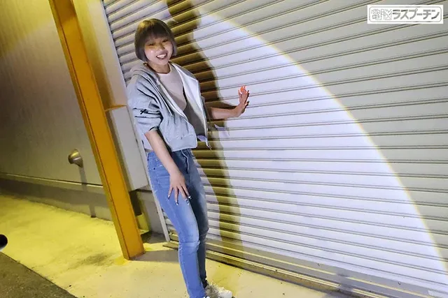 「スケベな格好で外歩いて… バカノーブラ配信女 彼氏と廃倉庫に不法侵入する配信女