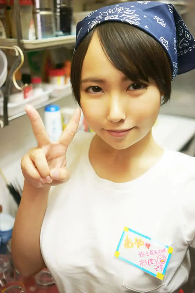 居酒屋バイトをする同僚の… 恋愛経験少ない苦学生がチ○ポ漬けになっていく映像。