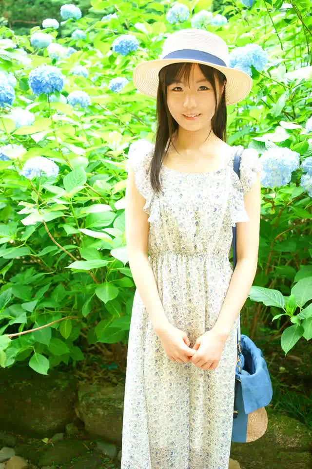 大人しく品のある凛とした… 貧乳華奢な肢体を震わせて、処女喪失DEBUT 千野みゆき