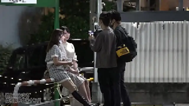 路上で飲む美女をよく見か… 路上飲みするパンチラほろ酔い女子たち