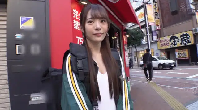 某配達員女子を仕事中にナ… ウー●ー●ーツ美女配達員ガチナンパ！