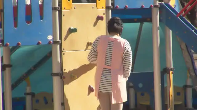 公園でお仕事中だったそう… 童顔なのにもっさり陰毛の保育士と筆おろしSEX4発！