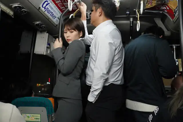 同僚とバスに乗車してきた… 美淑女はヤられても拒めないVOL.1 快楽堕ちOL