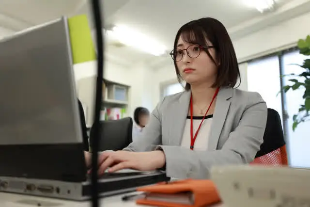 同じ部署の後輩で僕のセフ… 【職場でヤレる女】 営業部 葵 24歳