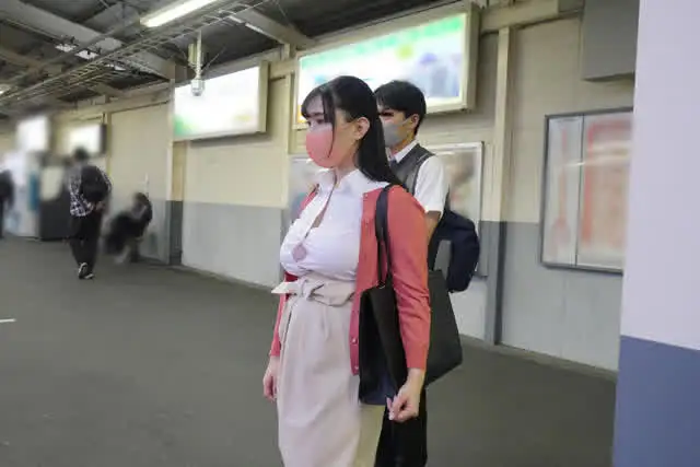 満員電車で癒し系超巨乳O… マスク越しのキスは最高の前戯！無自覚に誘惑する爆乳OL