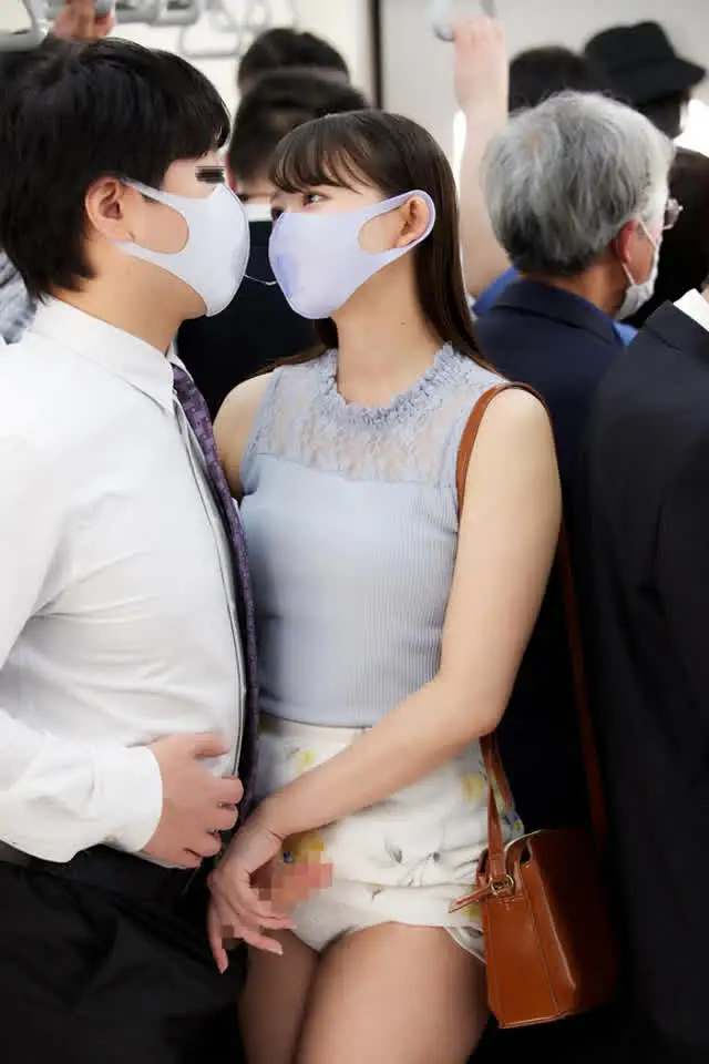 満員電車で可愛いショート… マスク越しのキスは最高の前戯！ベロチュウ好き女子大生