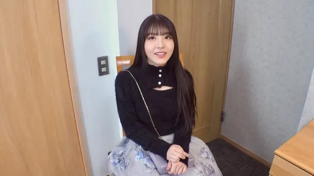 実はGカップあるという超… モデル志望の美乳娘に卑猥コスプレ面接