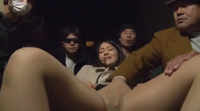 結婚10周年、夫婦でお祝… 映画館寝取られ 夫の横で痴漢にあった妻