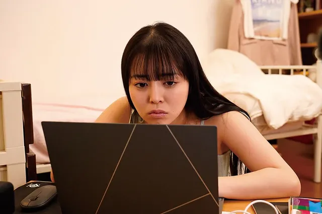 課題提出が明後日に迫り美… 課題のヌードモデルを兄と父にお願いしたら 羽月乃蒼