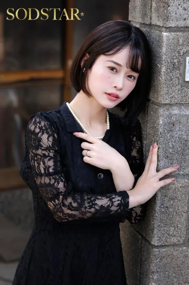 近所でも美人と噂されるそ… 未亡人が配達員にオナニーを見られて、○迫SEX三昧