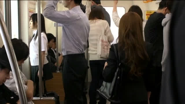 身長150cm以下の女子… 電車内で痴女たちに乳首を舐められながらイカされる