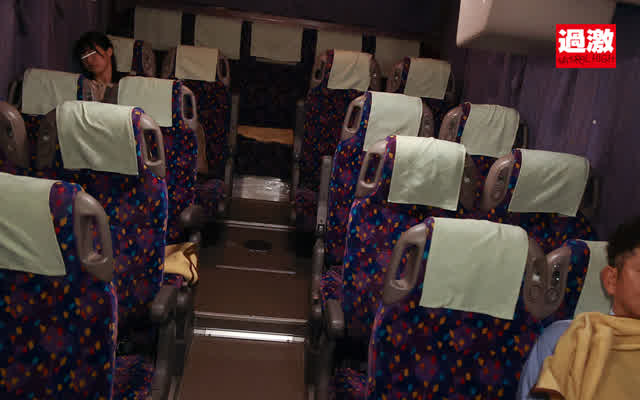 閑散期の夜行バスで大きな… 夜行バスで2人きり デカ尻清楚JD