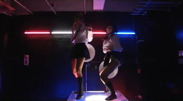 制服を脱いだ2人のダンサ… Double Dance
