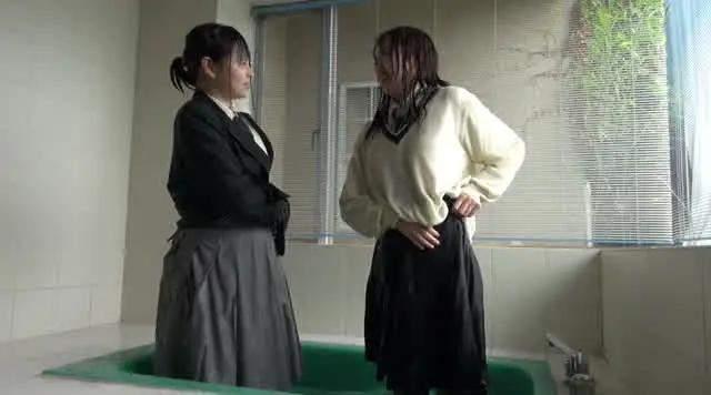 プールに入ったあとは制服… 濡れ制服の重量感