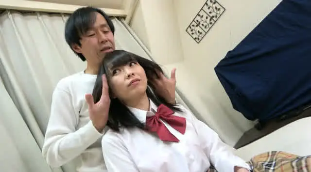 制服姿の女子校生の長く黒… 制服少女たちの綺麗な髪に発射したい4