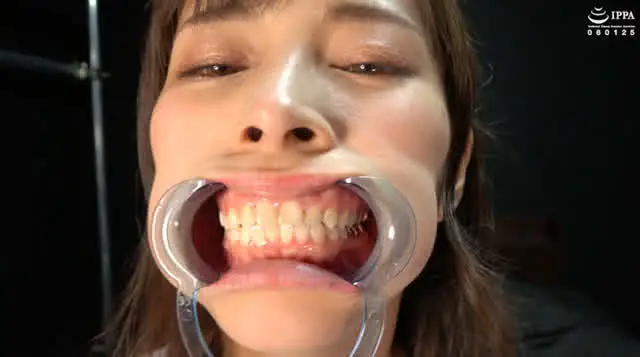 憧れのお姉様の口内歯をバ… 憧れのお姉様の口内歯をバッチリ観察しました！