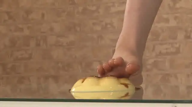 何かイヤなことがあったの… 青白い顔と冷たい目線で美味しそうなプリンを踏み潰すJK