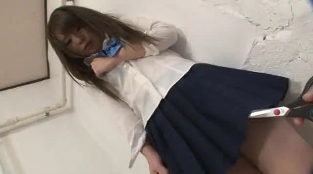 制服が、浴衣が、私服が切… 切裂
