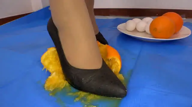 【アイテム】オレンジ、生… CAみわちゃんの黒のパンプス、ストッキングでクラッシュ