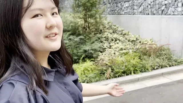 街行く女性に声をかけパン… 街角で声をかけてパンツの染みを見せてもらう りか