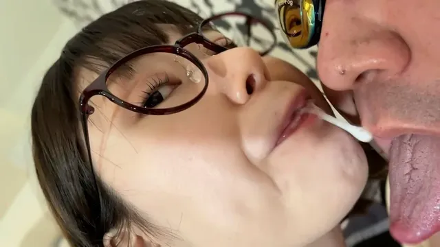 【完全個人撮影】（25分… 最高にエロい！唾液まみれ！美人OLの強烈ディープキス！