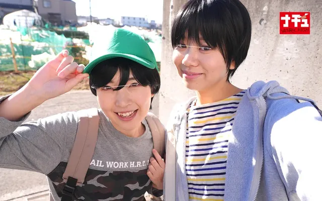 仲良し娘たちがネットで見… つるぺた女子の男水着チャレンジ