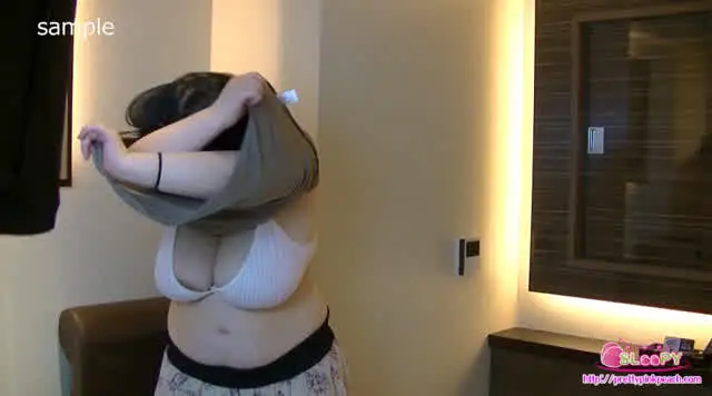 大量男尿口内飲み干し大号… Mカップの爆乳娘、初飲尿でおしっこ飲むたび大号泣！