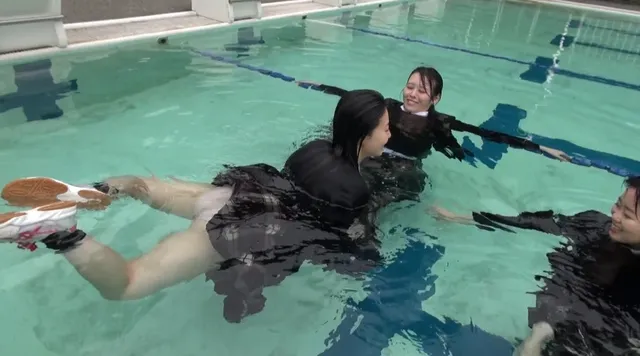 冬制服のままでも浮き具を… サバイバル水泳活用編