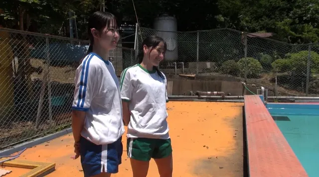 プール開き前に2人だけの… プール開き前の秘め事