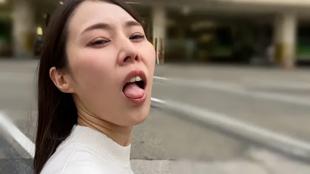 M男が街中で女性に声をか… M男が街中で女性に声をかけてキスさせてもらう しおり
