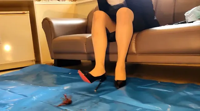 真っ赤なザリガニが真っ赤… あみちゃんのエナメルハイヒールでザリガニCRUSH