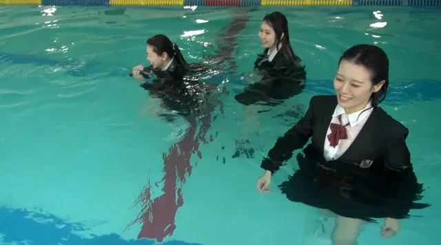 アーテステックスイミング… 基礎練習は制服水泳