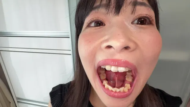 お目目パッチリで笑顔の素… 【個人撮影】原美織の舌ブラシで「汚舌苔」採取