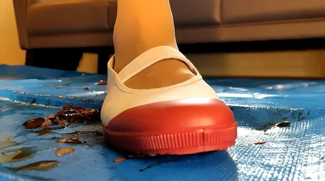 今度のあみちゃんは現役と… あみちゃんの体操服上履きでザリガニCRUSH