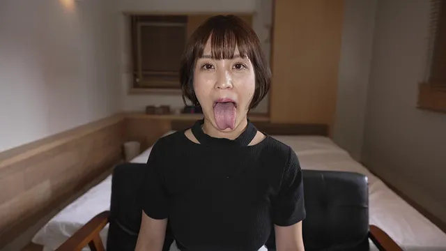 耳フェチで甘噛みするのが… 【個人撮影】玉城夏帆の舌ブラシで「汚舌苔」採取