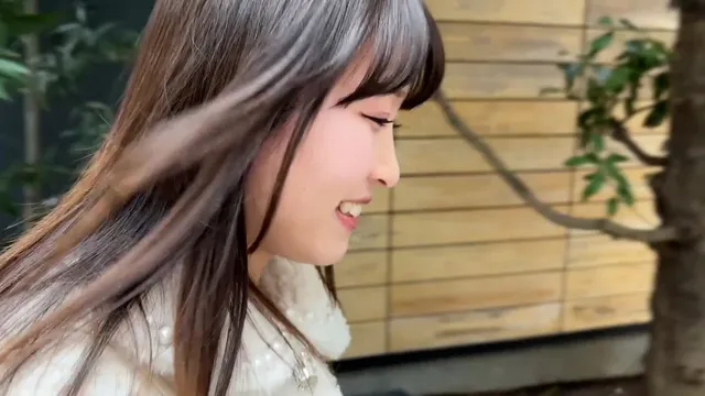 部屋に向かう途中、外で口… ももなちゃんが上半身裸で濃厚鼻フェラ