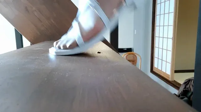 今回は本当の害虫を踏み潰… 階段で虫けらをゴミのようにサンダルで踏み潰すOLみく