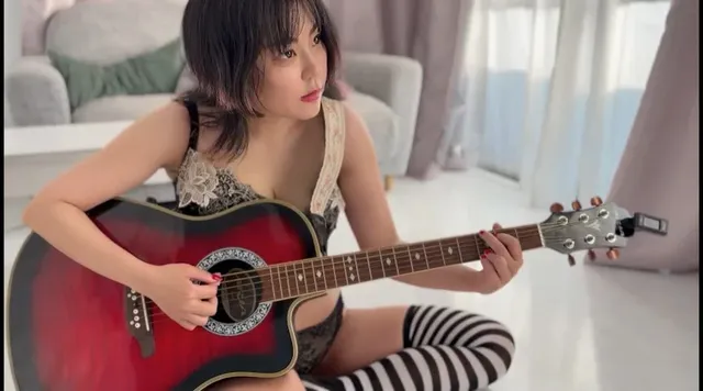 コスプレイヤーHちゃんの… コスプレイヤーHちゃんの下着でギター練習