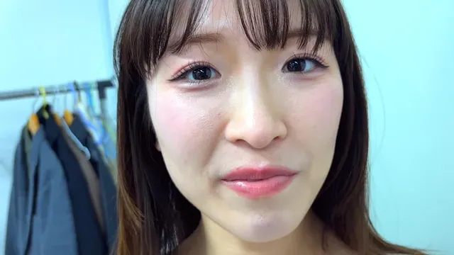 ももなちゃんがすんなり顔… ももなちゃんがM男に濃厚キス