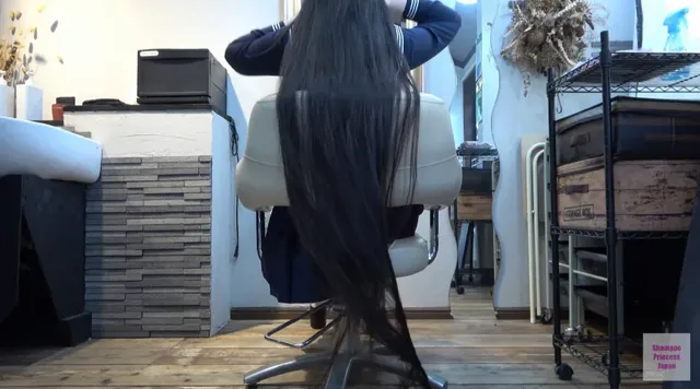 先生が「君の髪は長くて綺… 黒髪スーパーロングヘア女子○生 先生と禁断ヘアカット