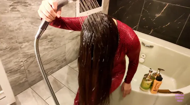 敵のアジトに捕らえられた… シャンプーを含んだ濡れ髪が、鞭の如く撓る