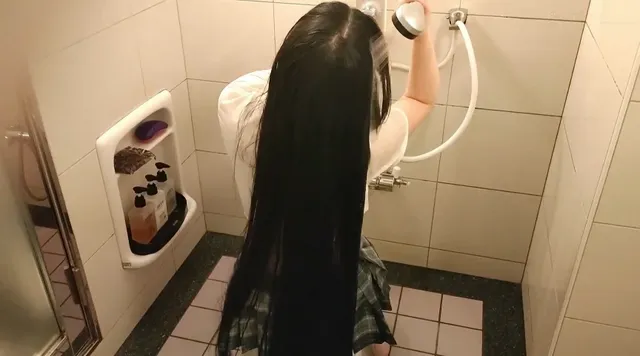 もうすぐ着地しそうな丈の… スーパーロングヘア女子○生の制服着衣シャンプー