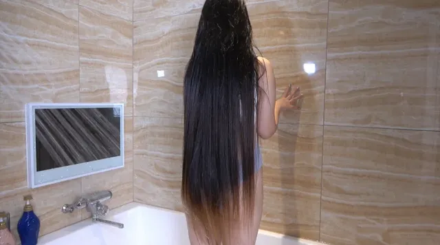 丸いフワフワお尻のコスプ… ウサ耳スーパーロングヘアちゃんの シャンプータイム