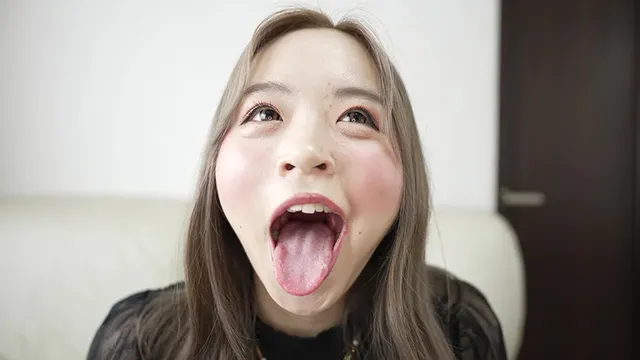 まずはじっくりと口内観察… 【個人撮影】菊池はる 初喉チンコ触り＆擬似フェラ体験