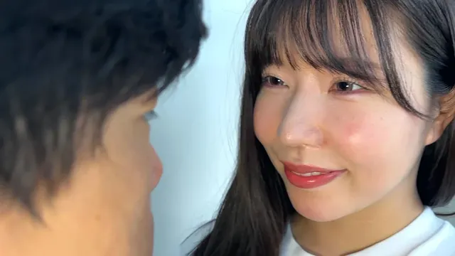 最初は優しく微笑みながら… まいなちゃんがM男に濃厚キス