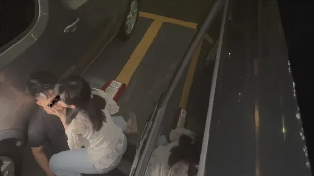 唾液は相変わらず沢山つけ… No.08 人目を気にせず座り込みんで舐め時々噛みつき。